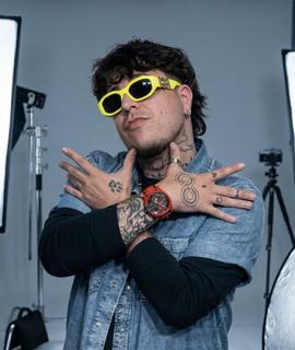 R