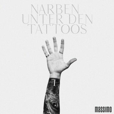 Narben unter den Tattoos