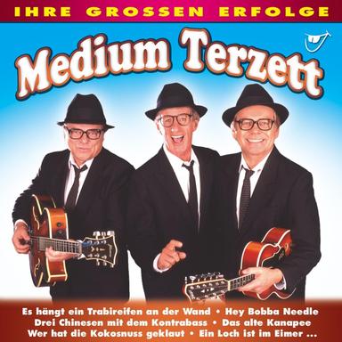 Es hängt ein Trabireifen an der Wand