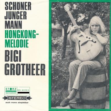 Schöner junger Mann